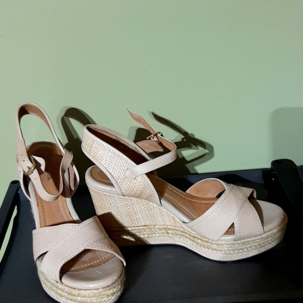 Clarks Wedges Tan/taupe size 7.5